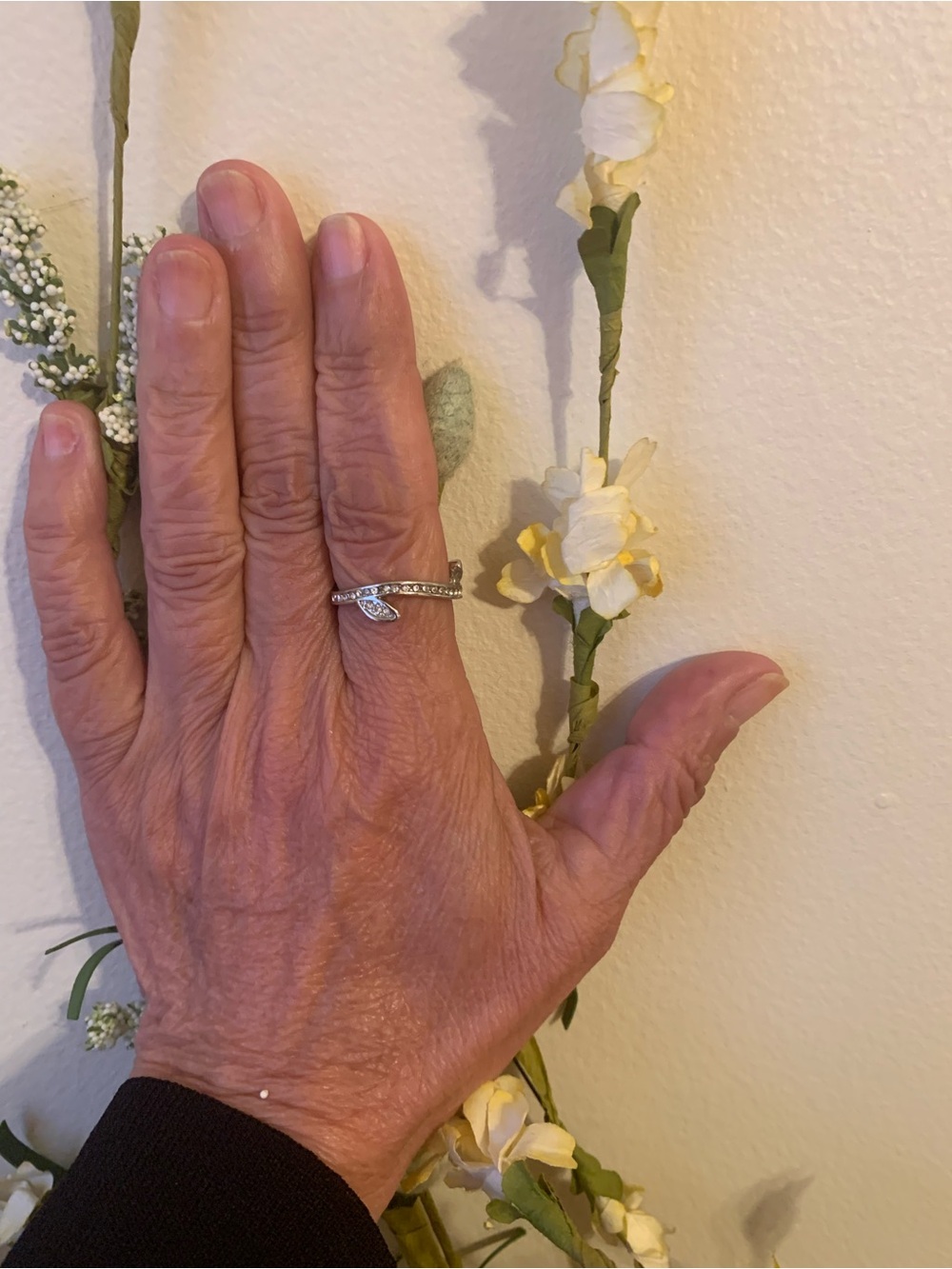 Elegant Silver Leaf Accent Ring - Silver